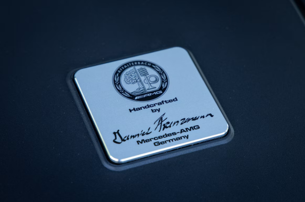 10 Unique Corporate Award Ideas to Celebrate Employee Achievements